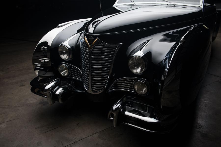 Детали экстерьера Cadillac Series 62 Custom Cabriolet by Saoutchik 1948 года  (фото 25 из 32)